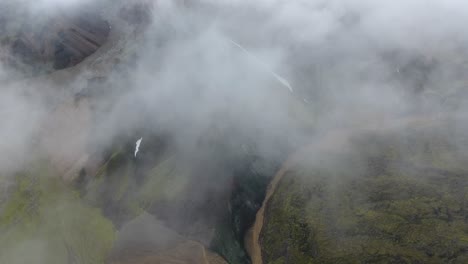 Drone-Aéreo-Disparado-Sobre-El-Paisaje-De-Landmannalaugar.-Día-Nublado